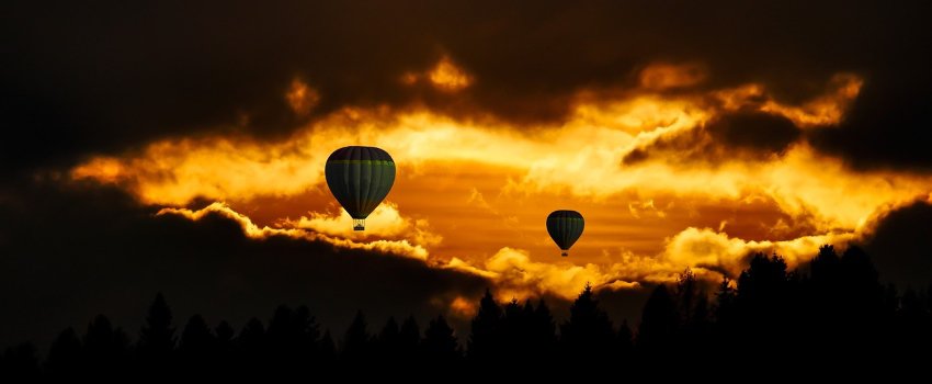 Sonnenaufgang und Heißluftballons