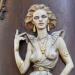 Fassadendeko mit Frau